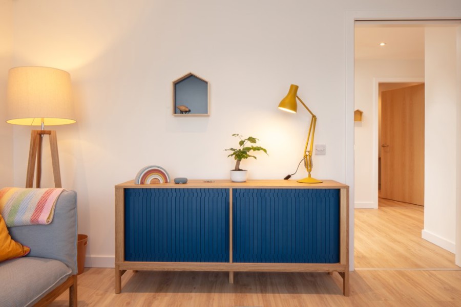 Image of the welcome room for adolescents with details of furniture